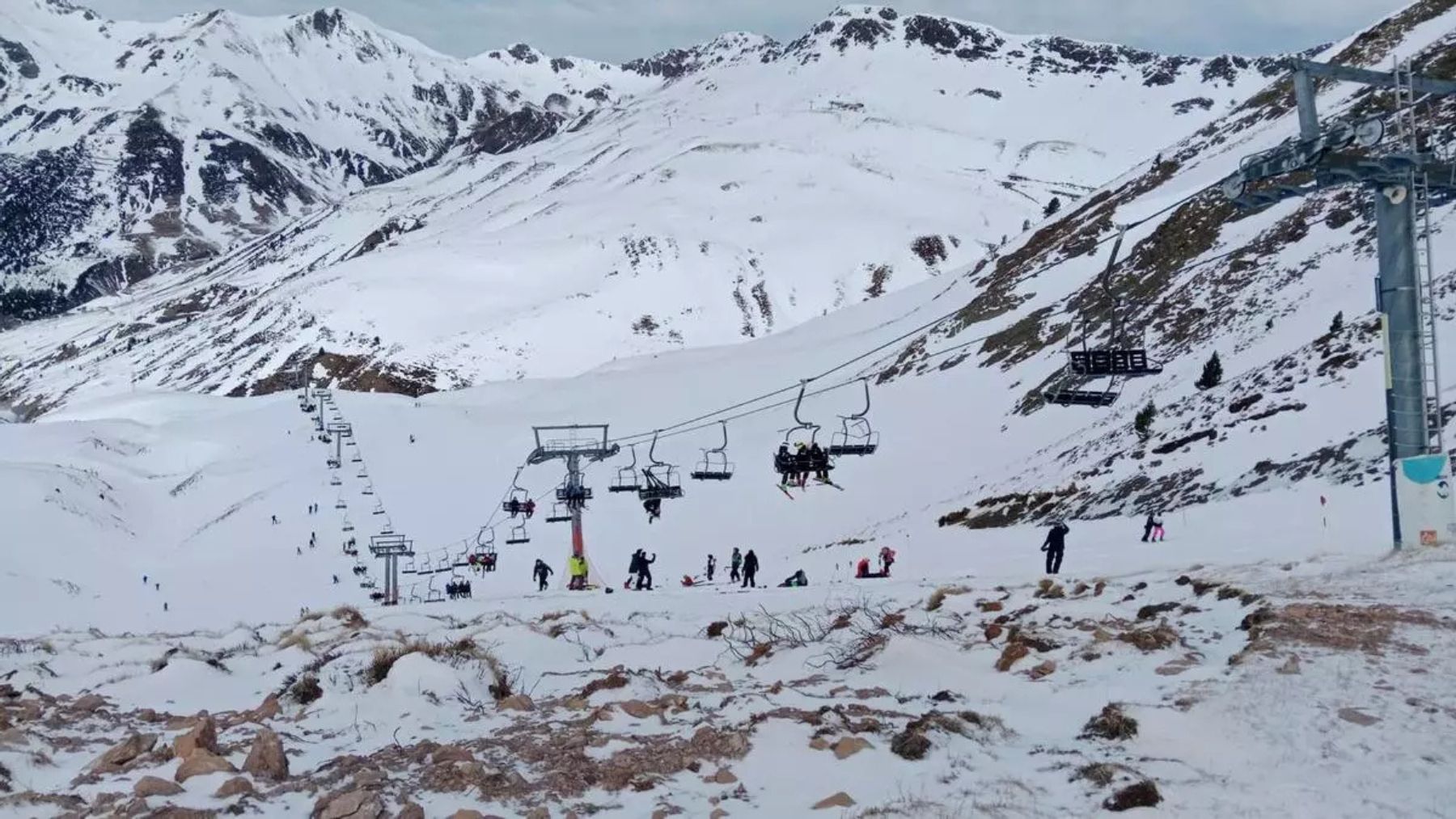 El descarrilamiento de un telesilla en la estación de Astún (Aragón) deja al menos 30 heridos