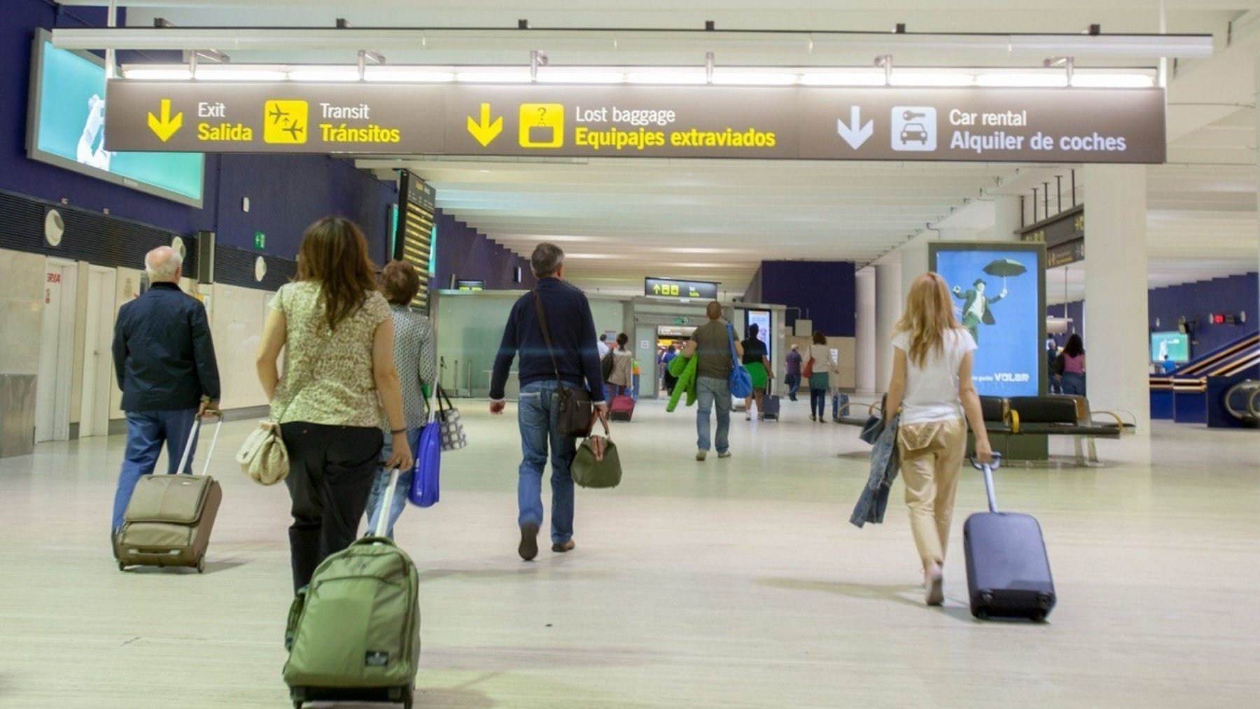 Varias personas en un aeropuerto. (EP)