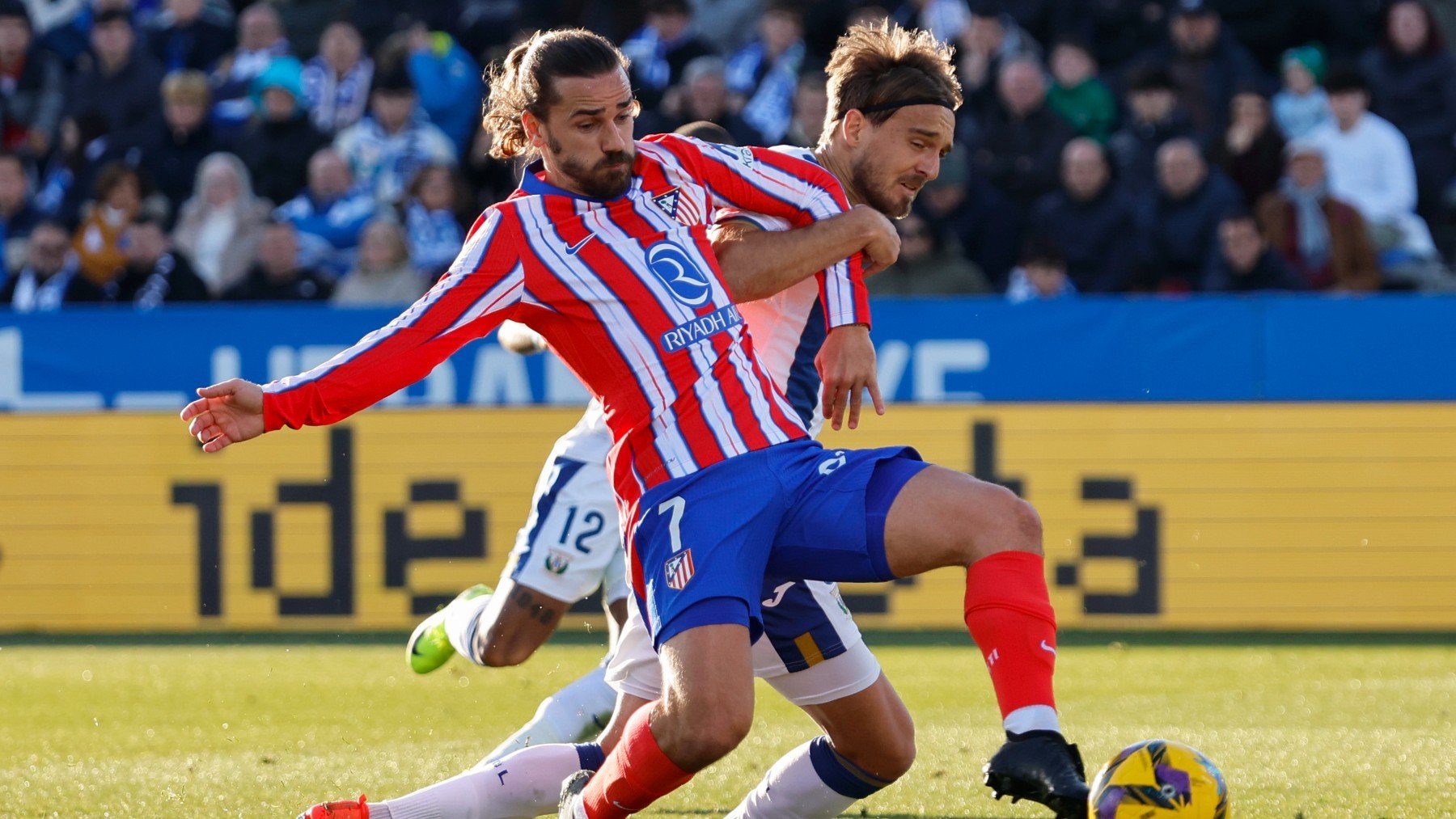 Griezmann disputa el balón durante el partido contra el Leganés. (EFE)