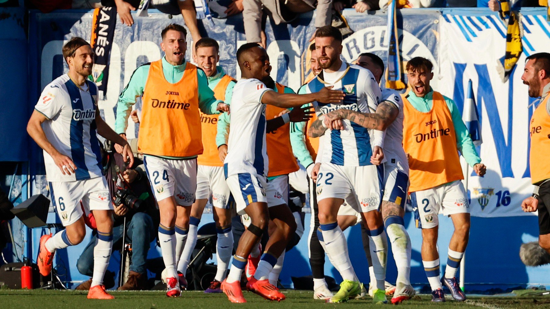 Los jugadores del Leganés celebran el gol de Nastasic al Atlético. (EFE)