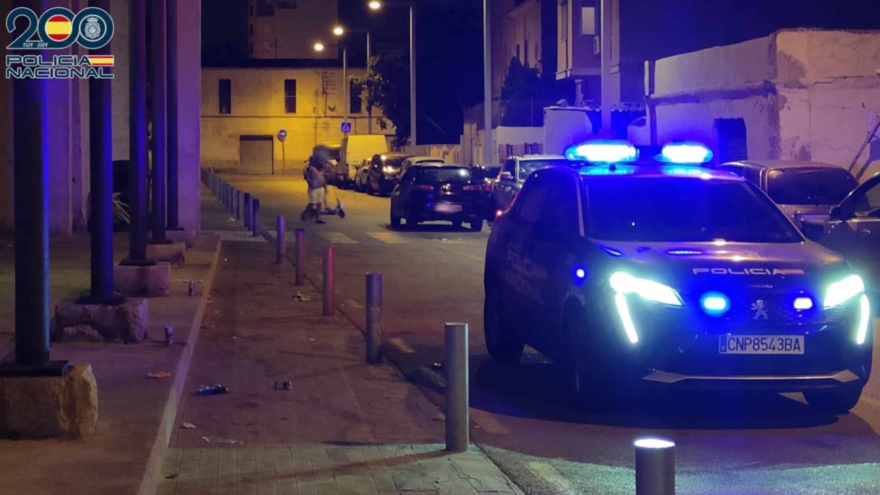 Un coche de la Policía Nacional patrullando de noche.