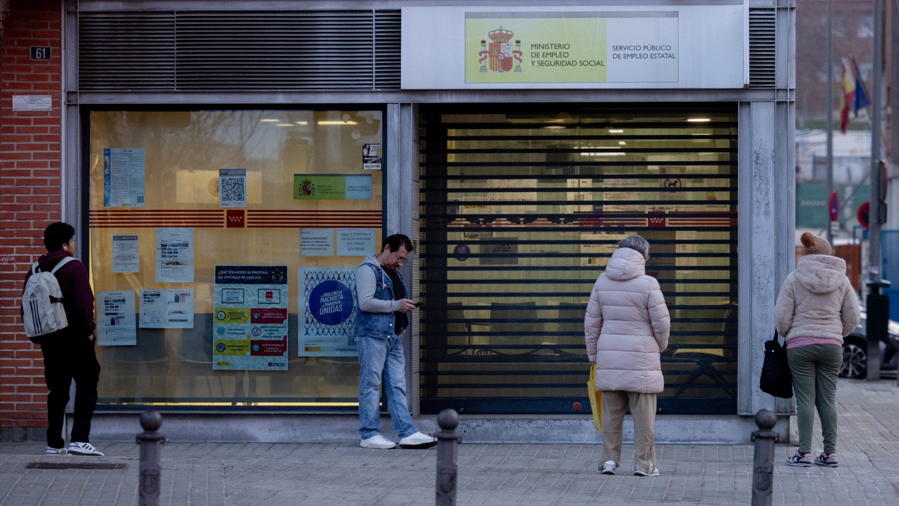 Un grupo de personas en la puerta del SEPE. (EP)