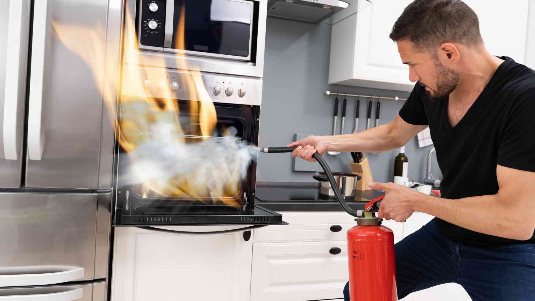 Apagando un incendio en el horno.