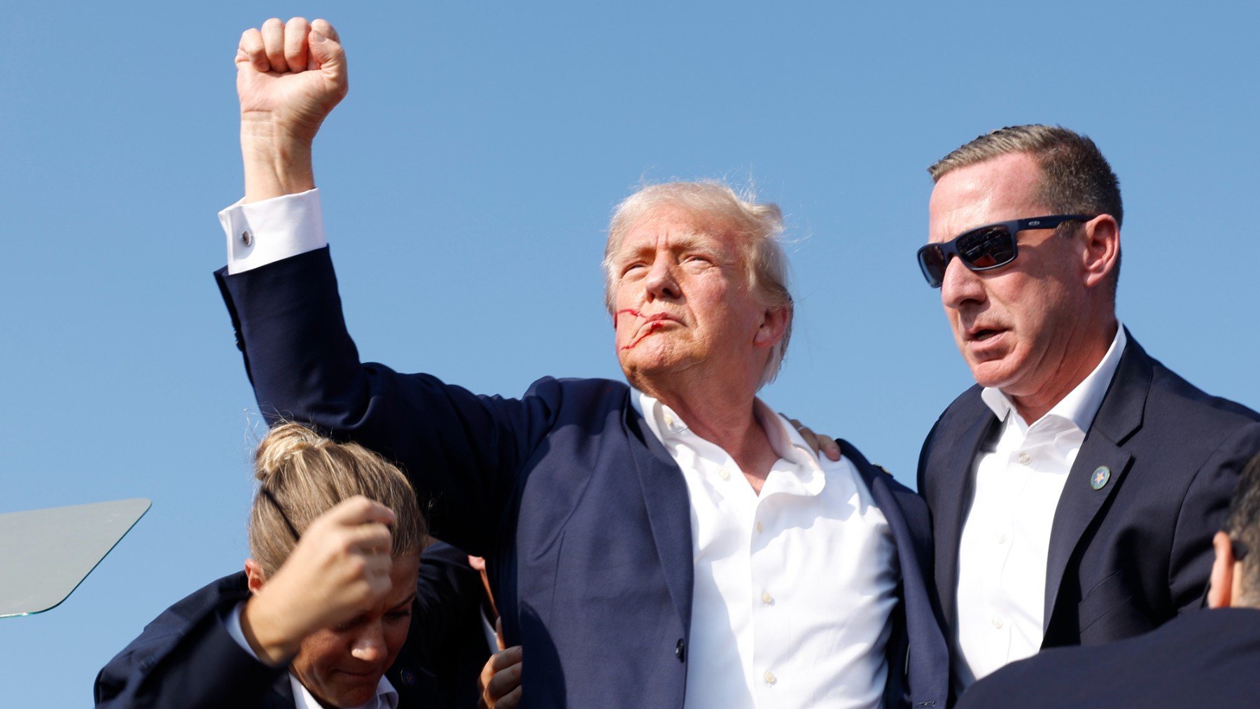 Trump con Sean Curran inmediatamente después del atentado de julio. (Foto: Getty Images)