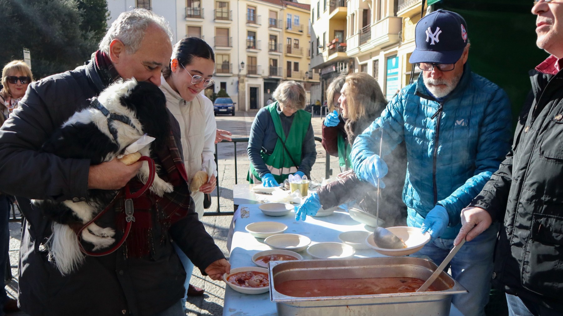 Unas personas reparten comida en Zamora. (EFE)