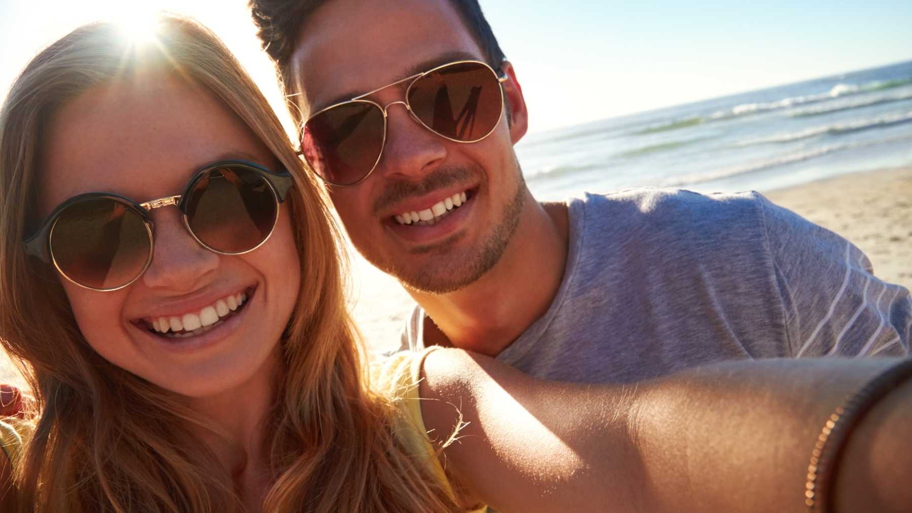 Una pareja en la playa.