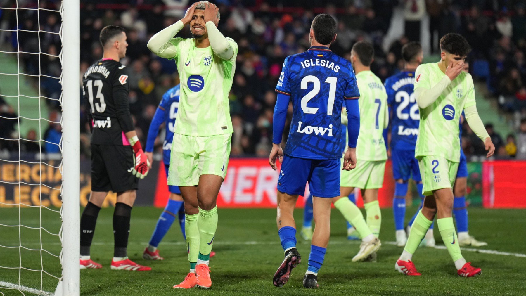 Araujo se lamenta ante el Getafe. (Getty)