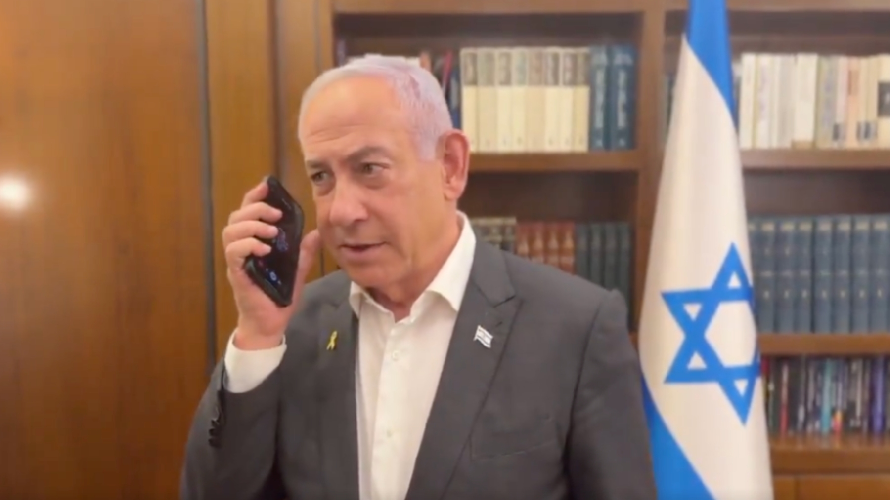 Benjamin Netanyahu en el momento en el que le comunican que las rehenes están bien.