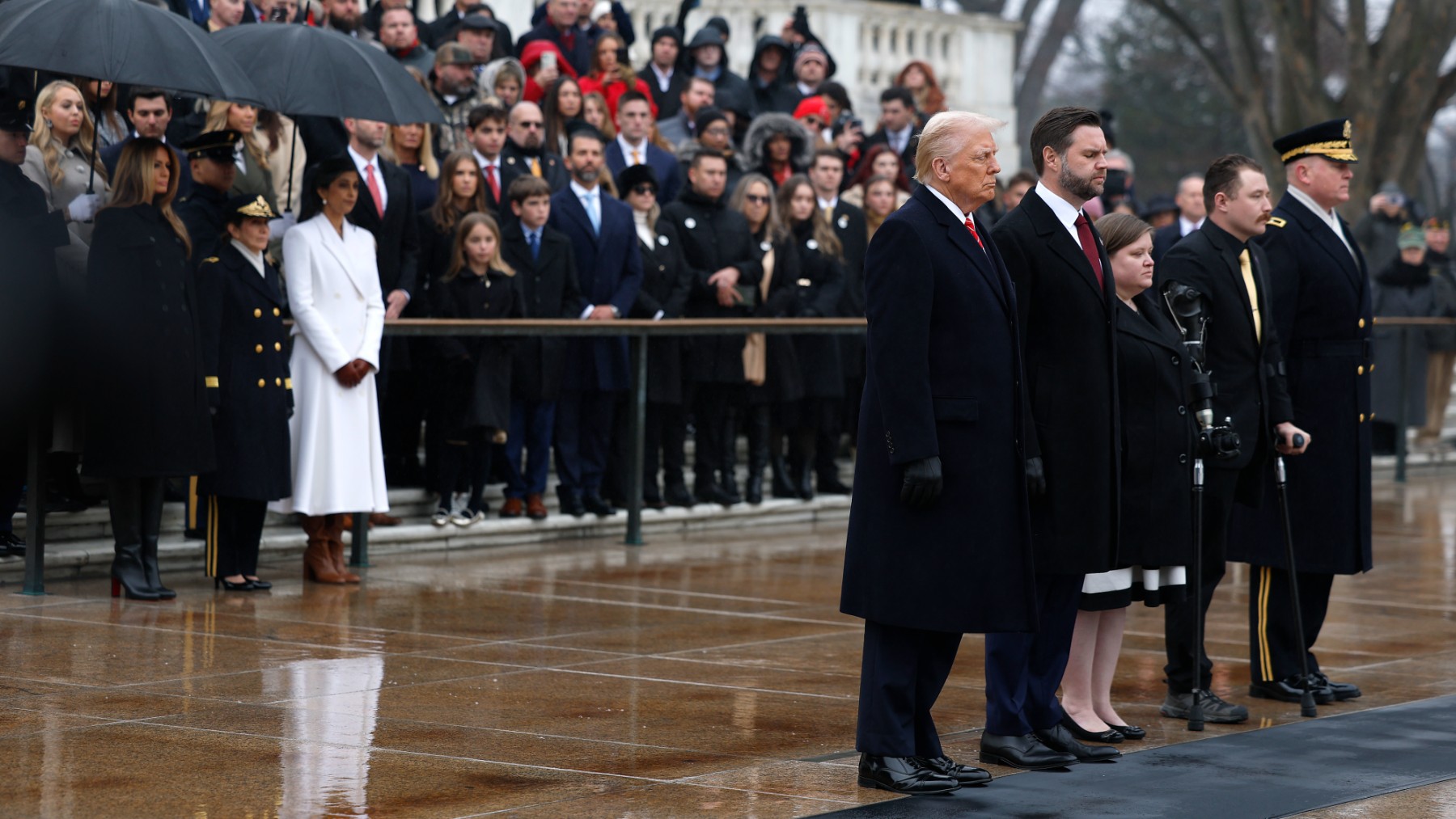 Donald Trump, J.D. Vance y sus esposas en Arlington este domingo. (Foto: Getty Images)