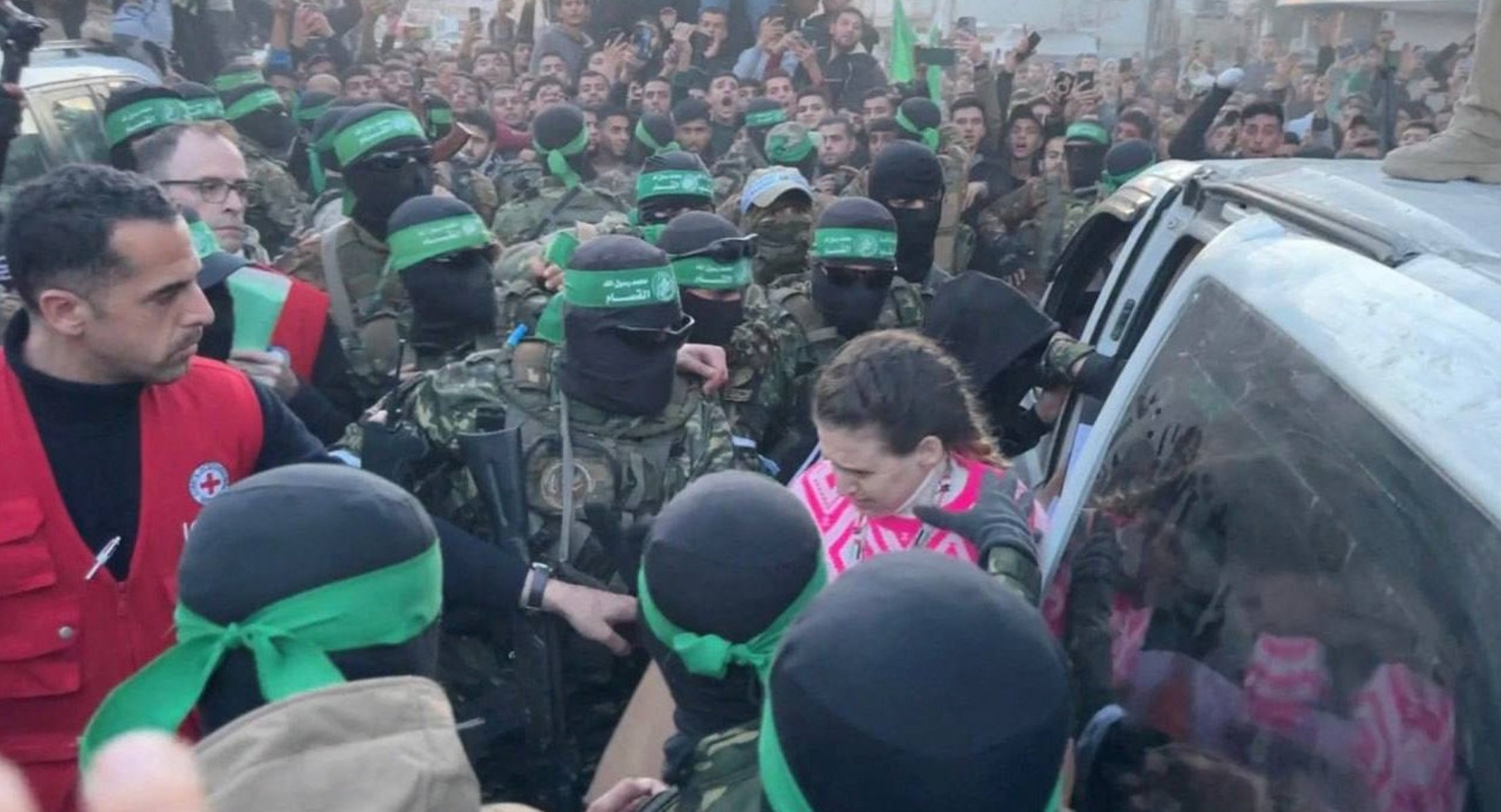 Una de las rehenes israelíes en el momento de su entrega a la Cruz Roja.