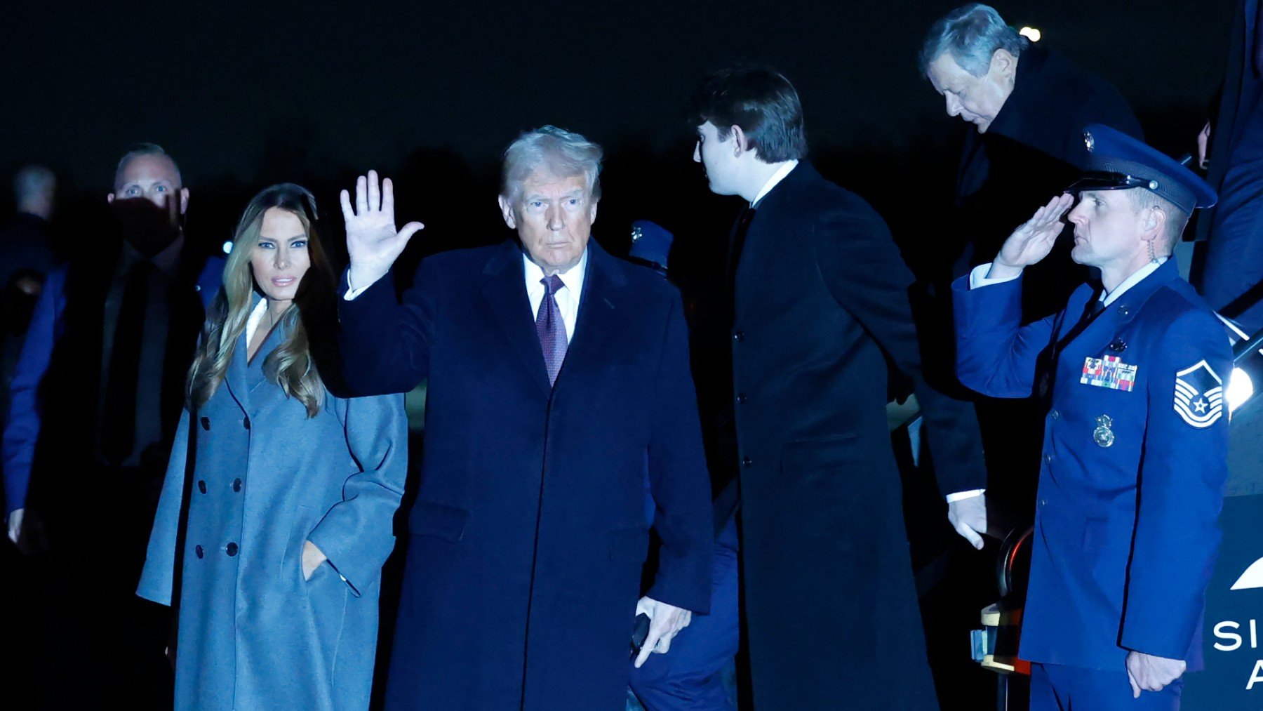 Melania, Donald Trump y Barron a su llegada a Washington para la toma de posesión. (Foto: Getty Images)