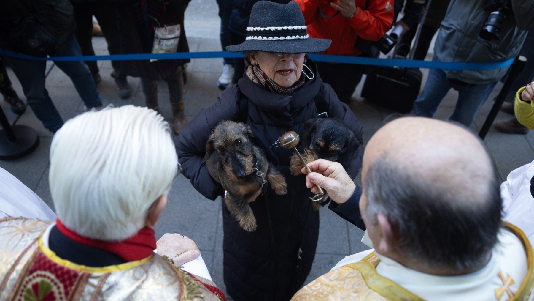 Una mujer lleva a sus perros a la bendición de animales, en la Iglesia de San Antón. (EP)