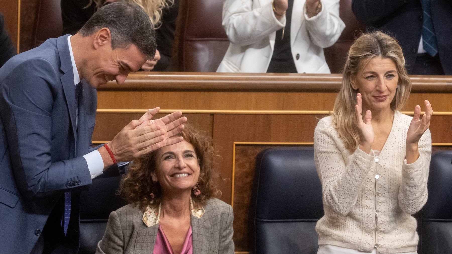 Sánchez y Yolanda Díaz aplaudiendo en el Congreso ante María Jesús Montero.