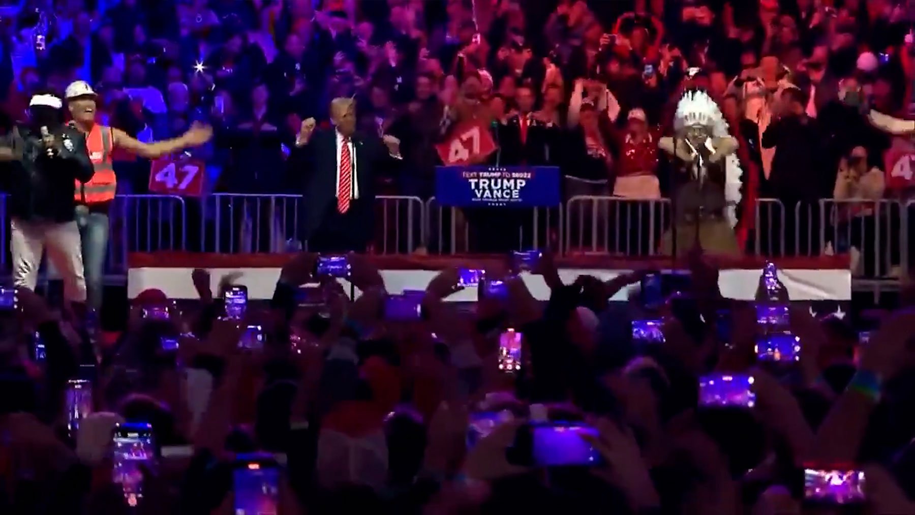 Donald Trump bailando YMCA junto a los Village People.