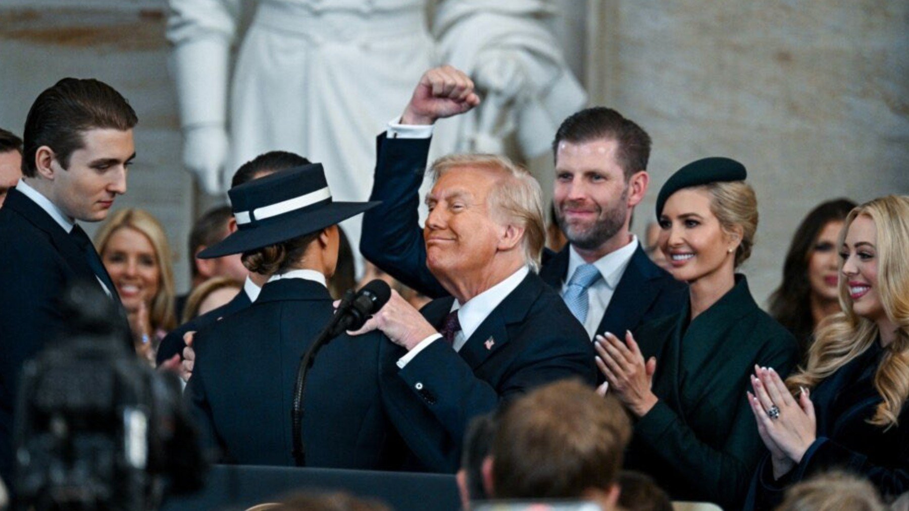 Donald Trump rodeado de su familia.