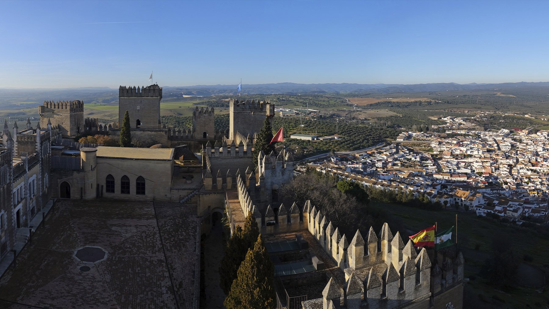 Este impresionante castillo es una de las fortalezas árabes más antiguas de España: se construyó en el año 760