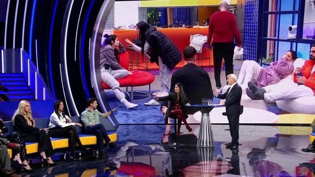 El equipo emite las imágenes de la presunta agresión de Javier a Ana Herminia. (Mediaset)