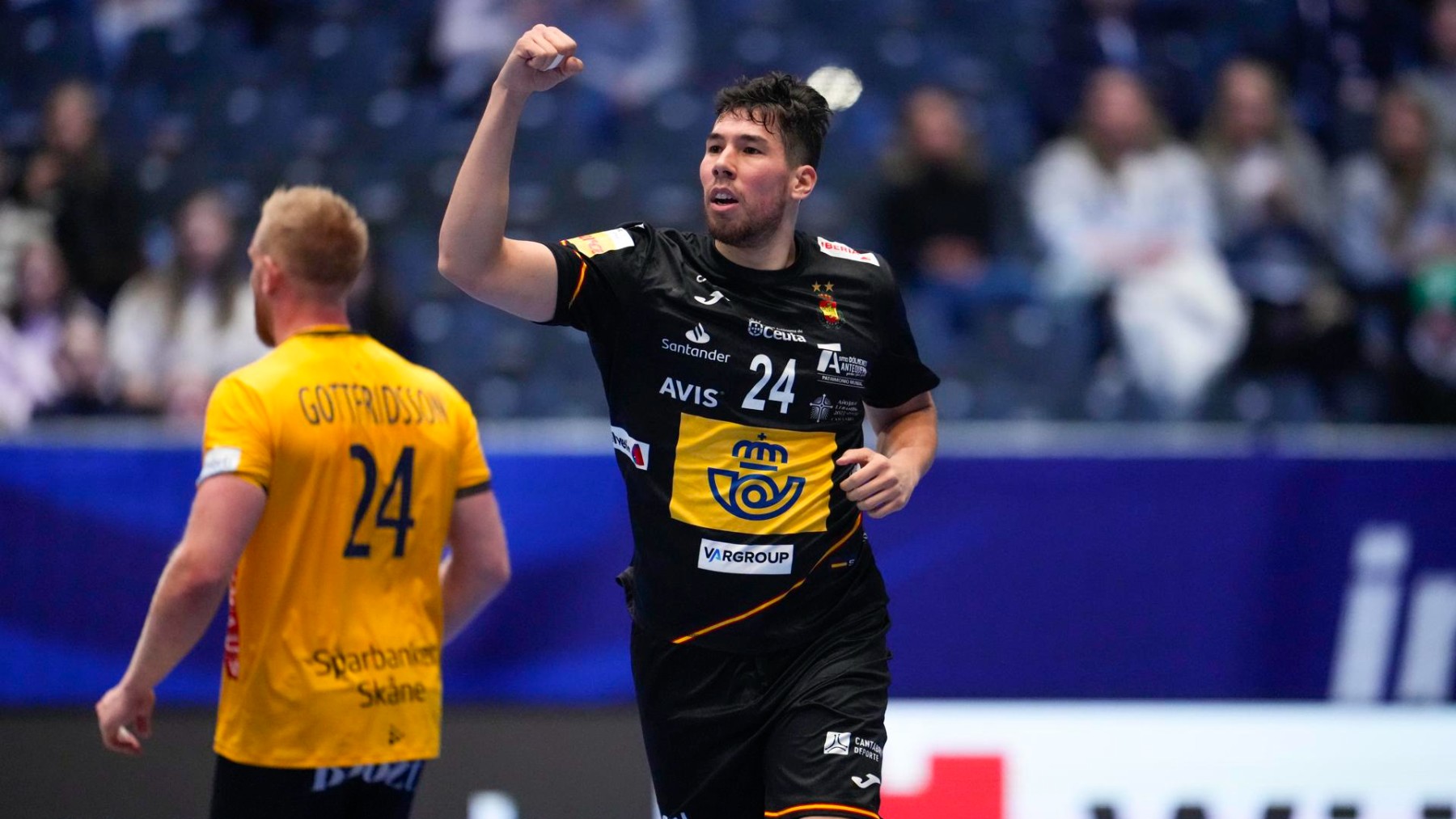 Daniel Dujshebaev celebra un gol ante Suecia. (EFE)