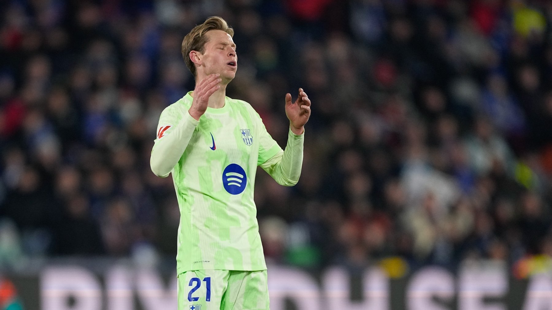 Frenkie de Jong se lamenta tras un error. (EP)