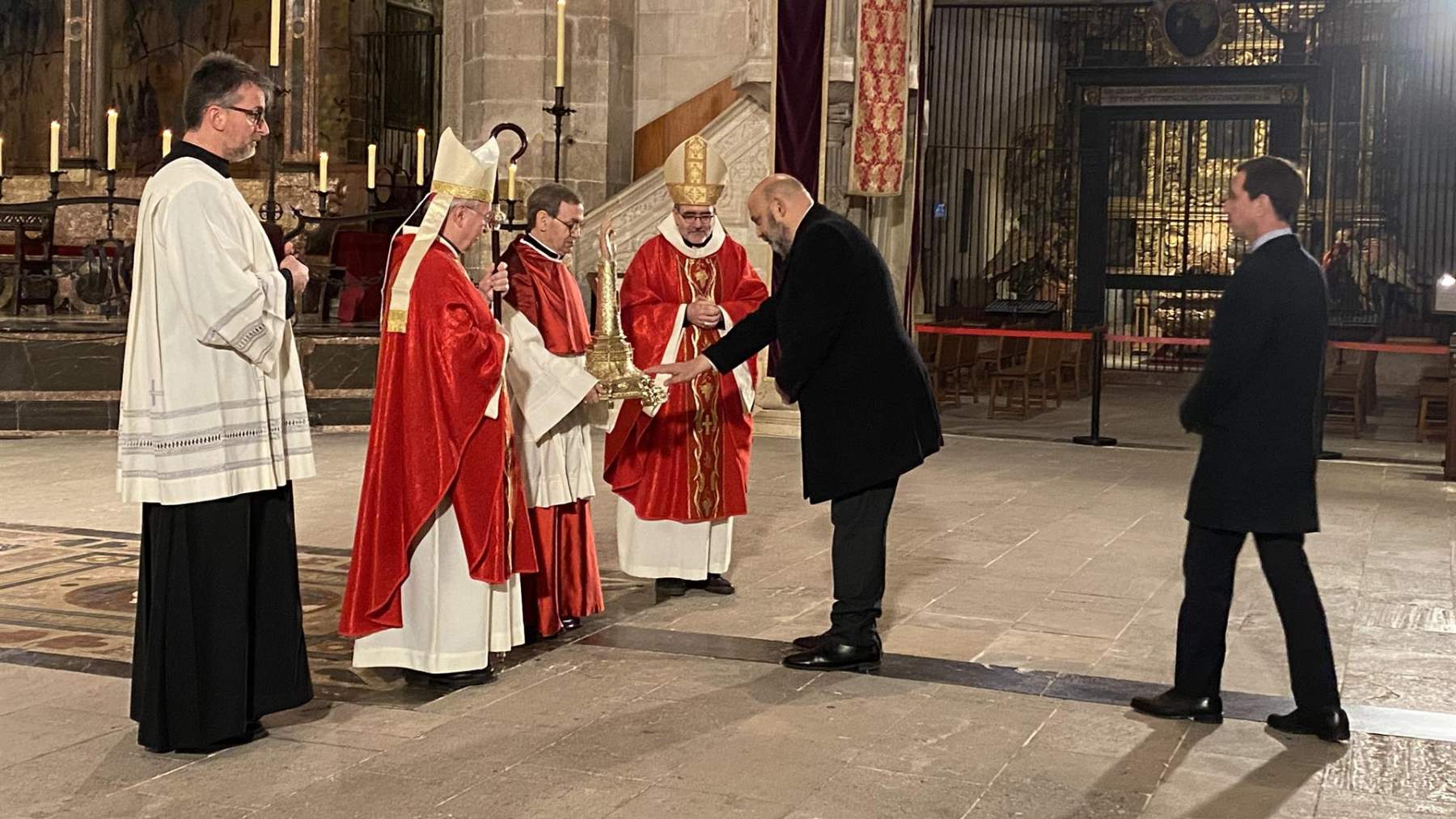 El obispo de Mallorca, Sebastià Taltavull, en la Catedral de Palma.