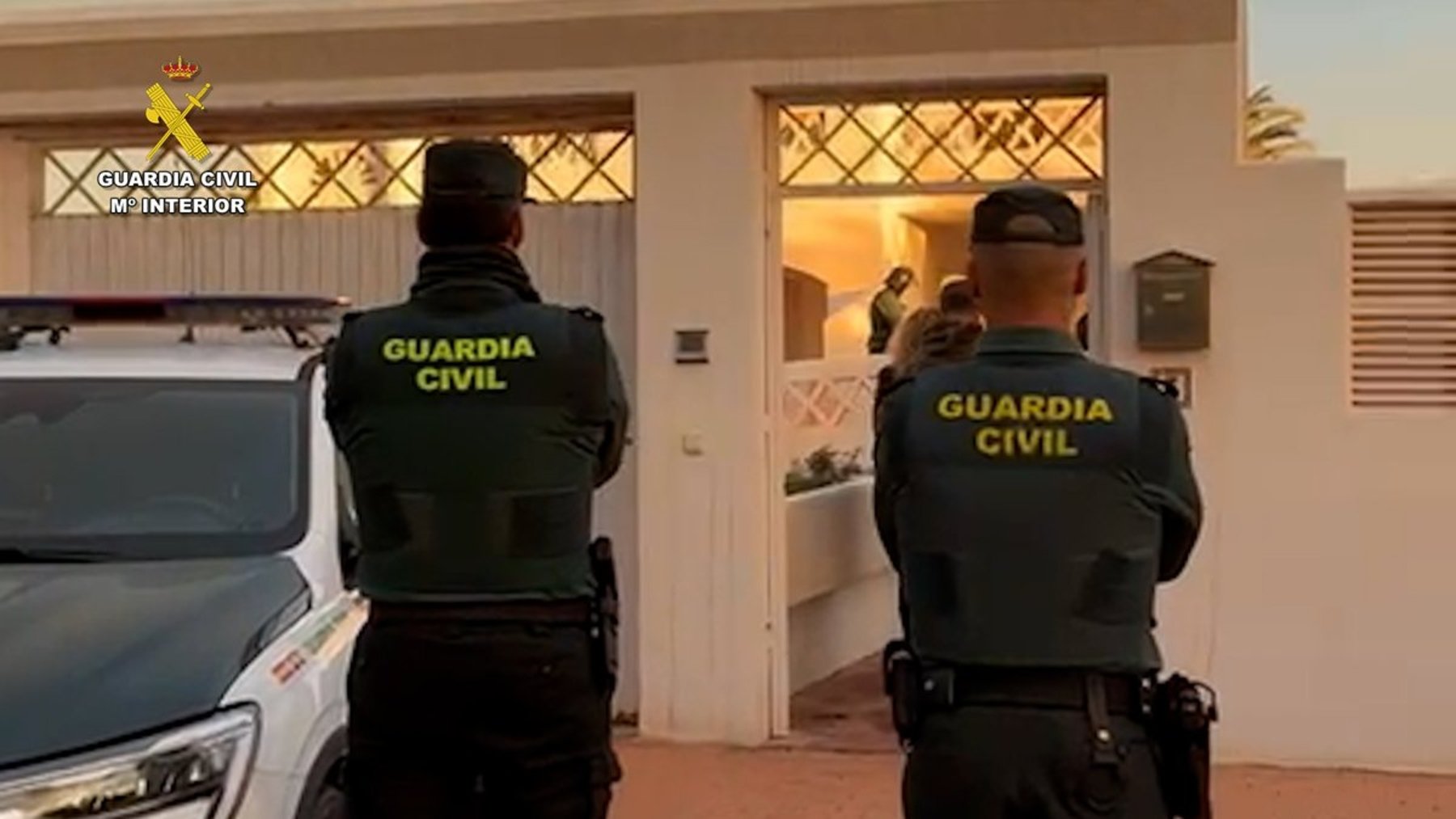 Dos agentes de la Guardia Civil.