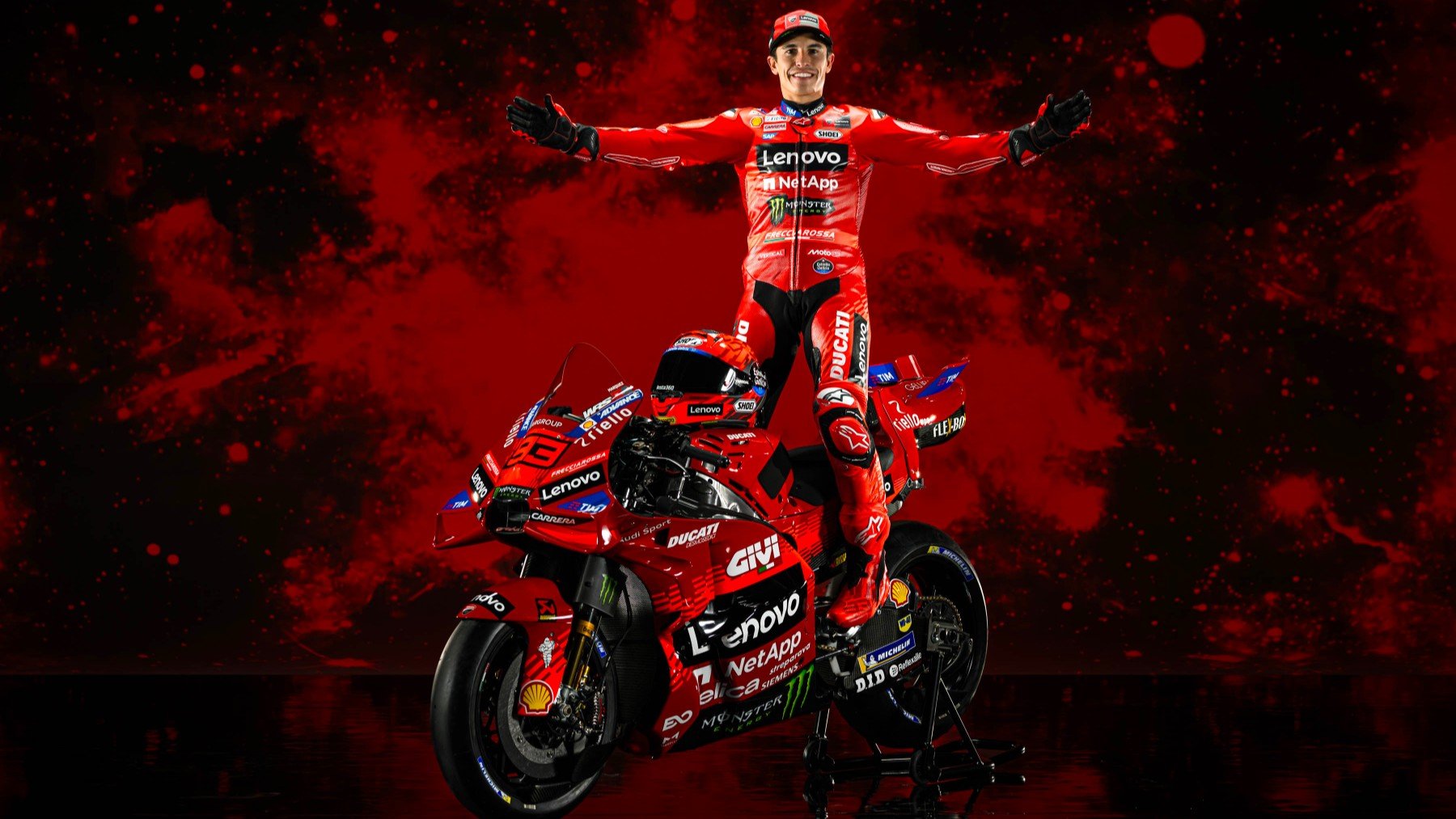 Marc Márquez posa con los nuevos colores del equipo oficial de Ducati. (Ducati)