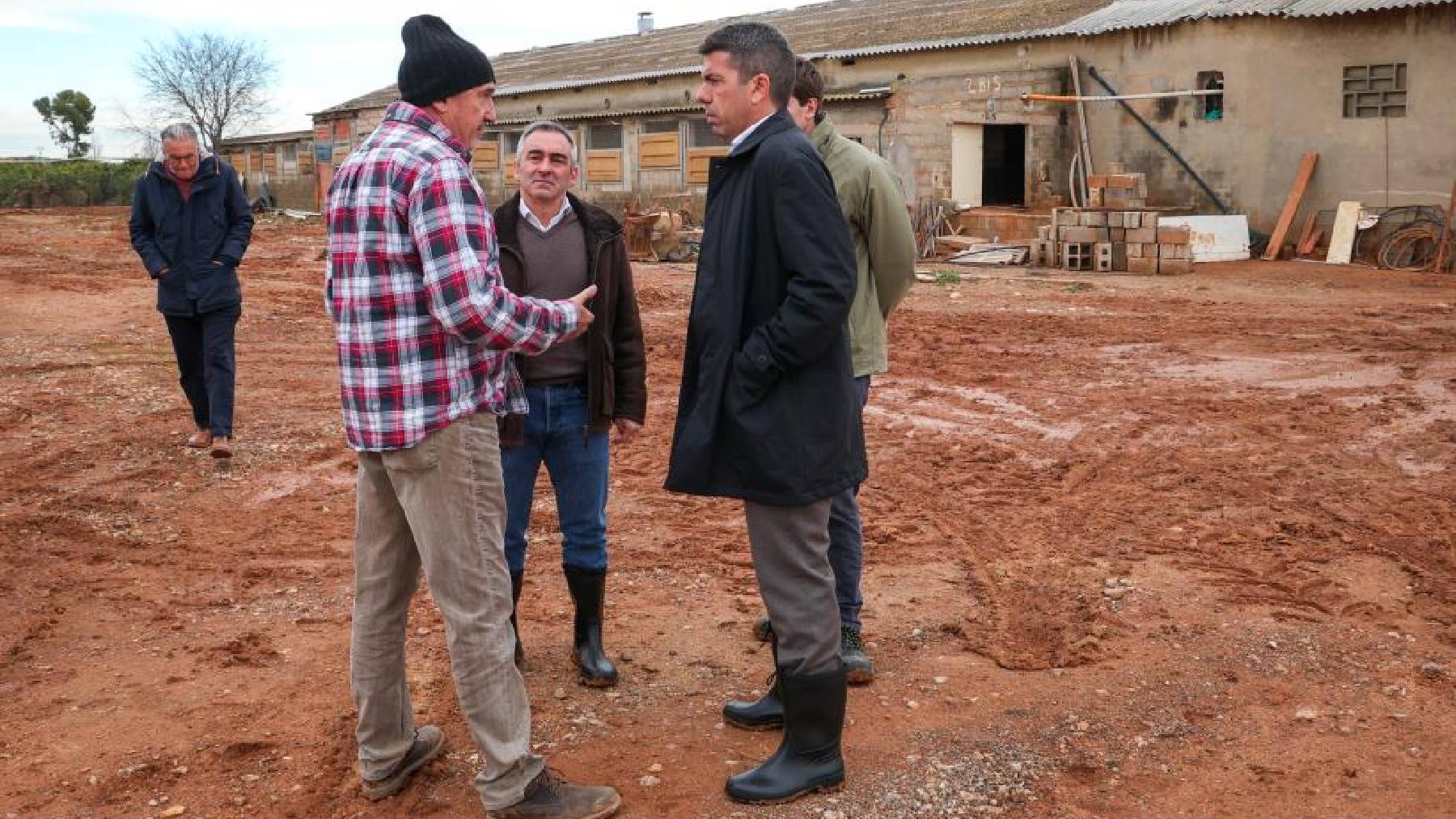 Carlos Mazón, este lunes, en una explotación ganadera en Ribarroja del Turia, en Valencia.