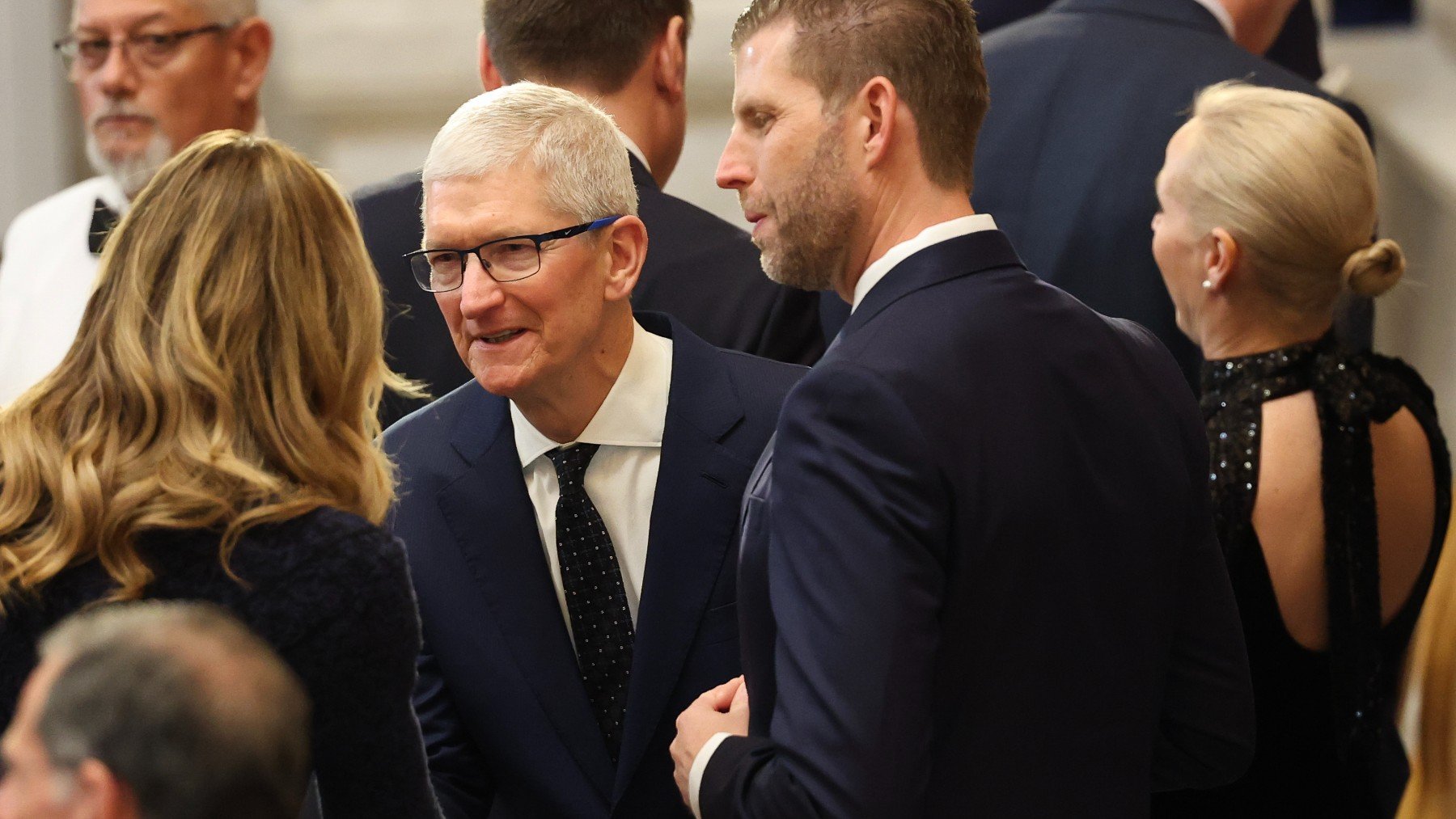 Tim Cook, consejero delegado de Apple, en la investidura de Trump habla con su nuera y su hijo.