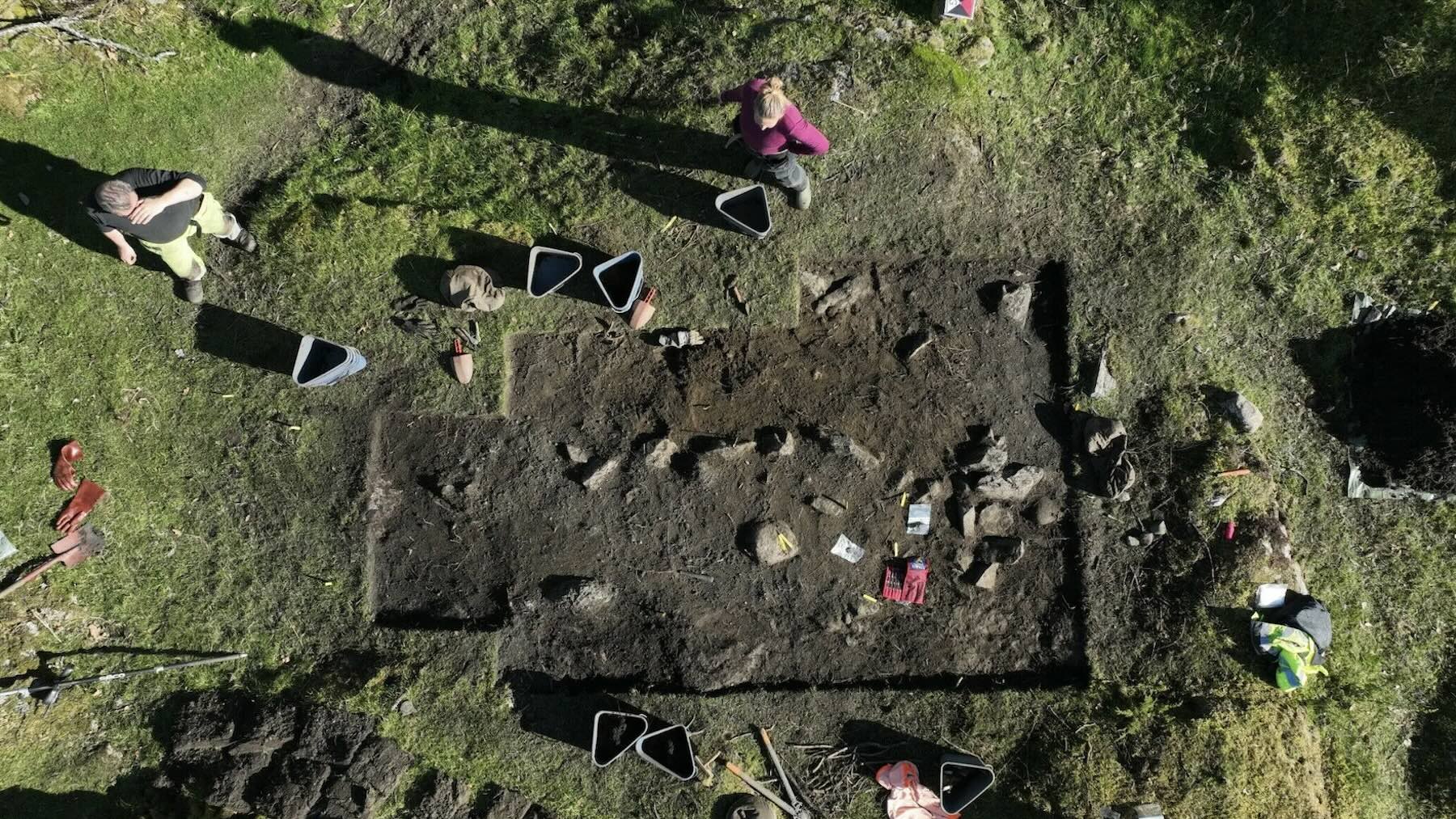 En Skumsnes, en la costa oeste de Noruega, se han excavado tres tumbas de mujeres vikingas de alto estatus, y se cree que hay hasta 20 en total. Foto: Museo de la Universidad de Bergen.