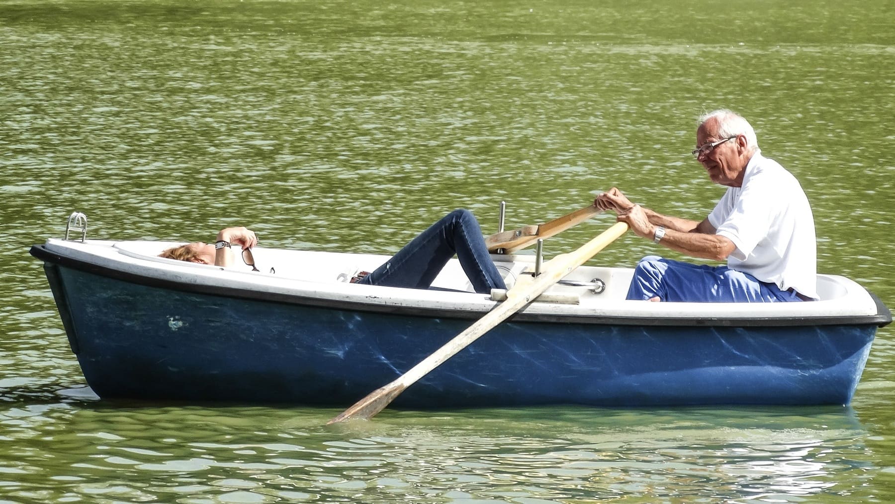 Personas mayores en una barca.