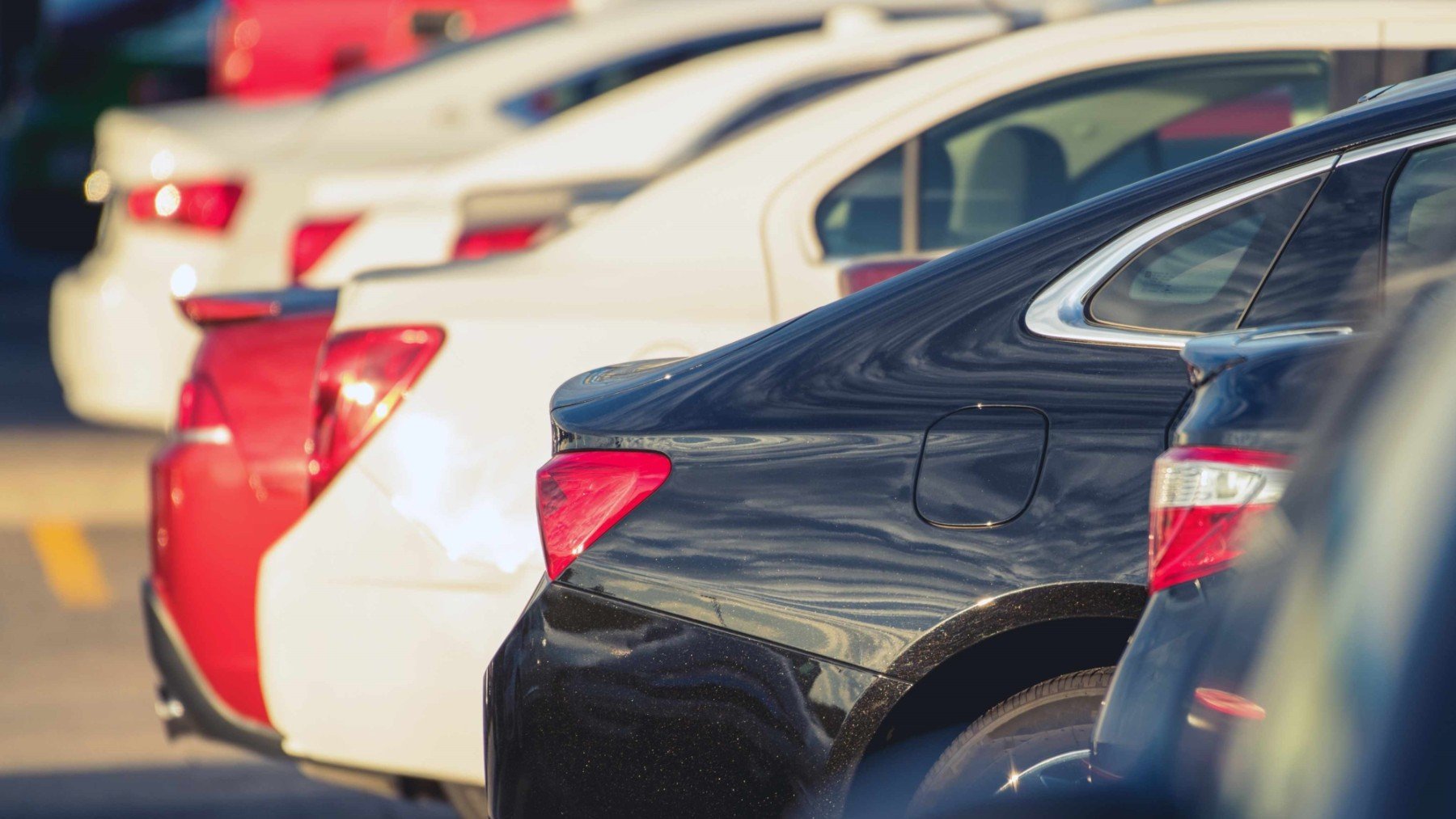 Varios coches aparcados en batería. (EP)