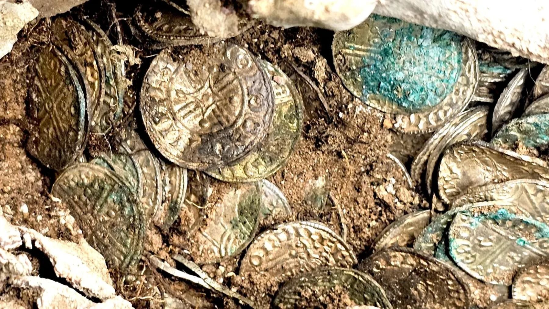 Monedas de plata excavadas en el sitio de construcción de Sizewell C. Foto: Oxford Cotswold Archaeology (OCA)