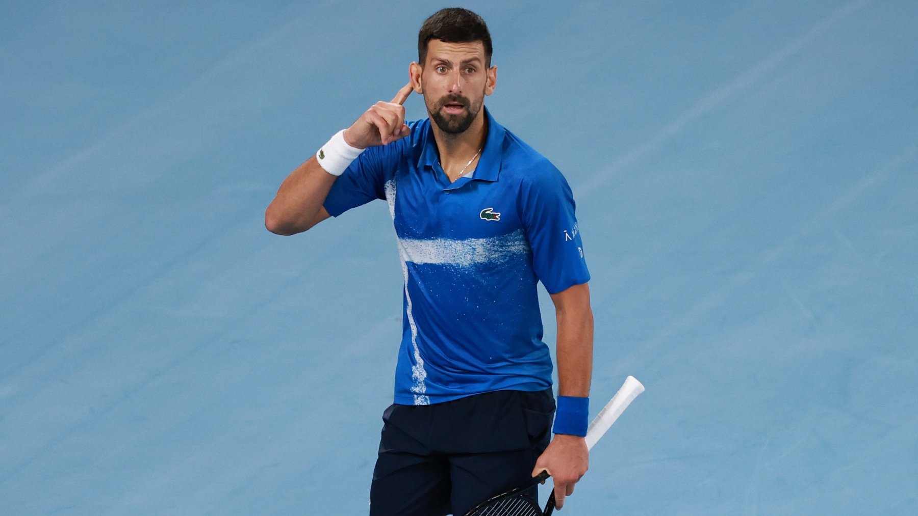 Djokovic se mofa de la grada e imita el gesto de Alcaraz en su mejor momento del partido