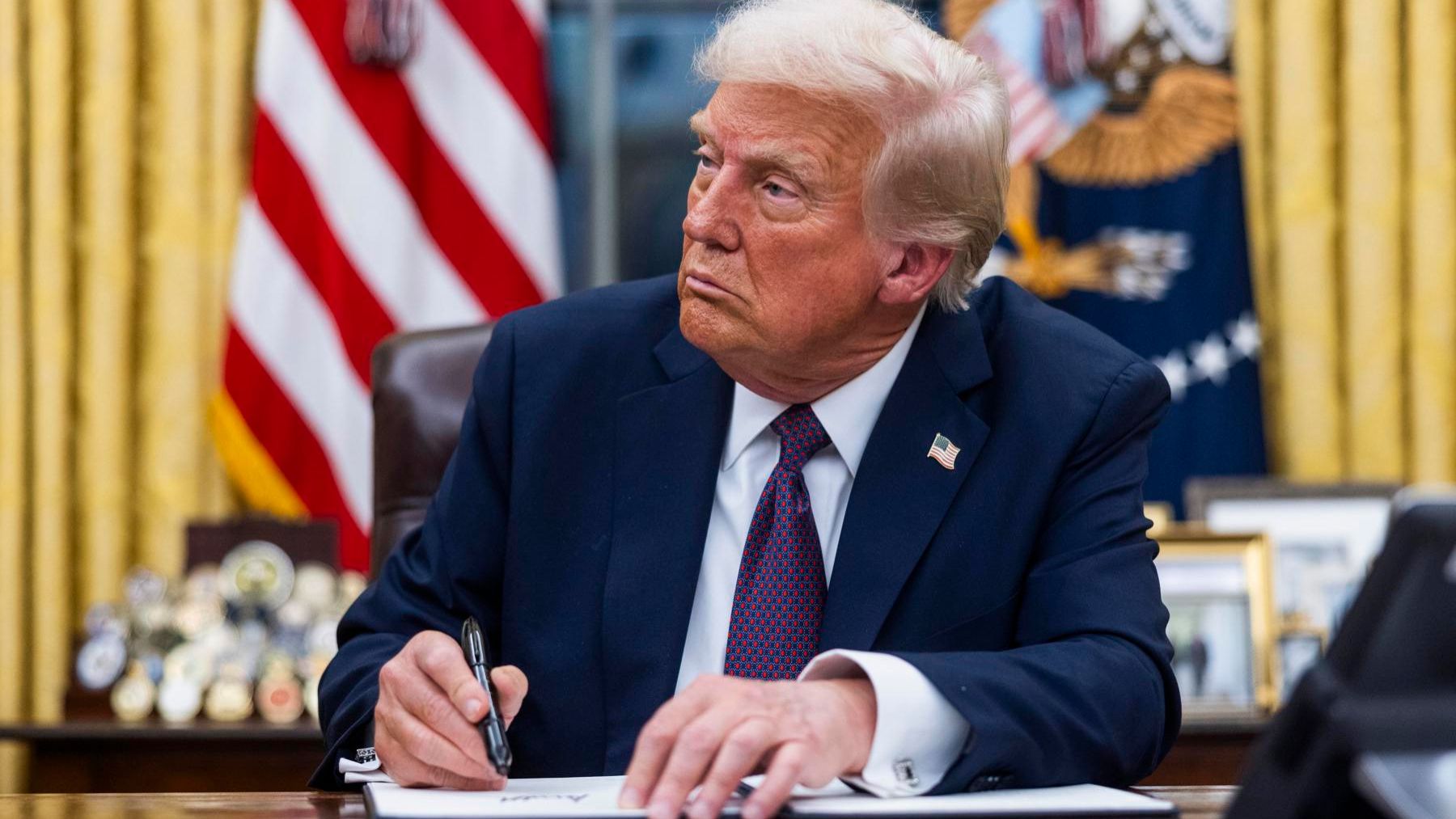 Donald Trump en el Despacho Oval firmando sus primeros decretos. (Efe) (1)