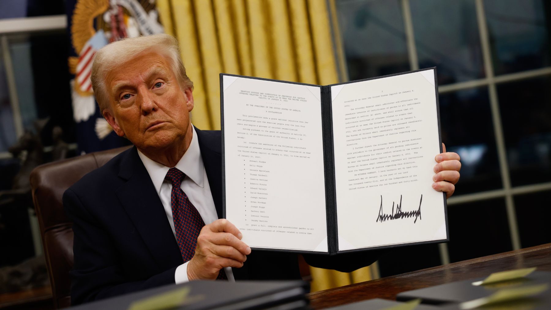 Donald Trump muestra uno d los primeros decretos que ha firmado. (Getty)