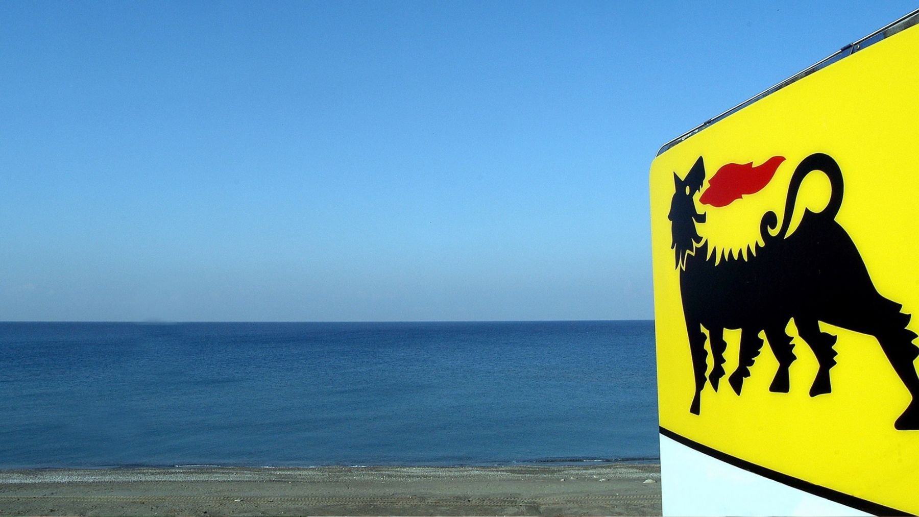 Logotipo de la petrolera estatal italiana Eni junto al mar (Foto: EP).