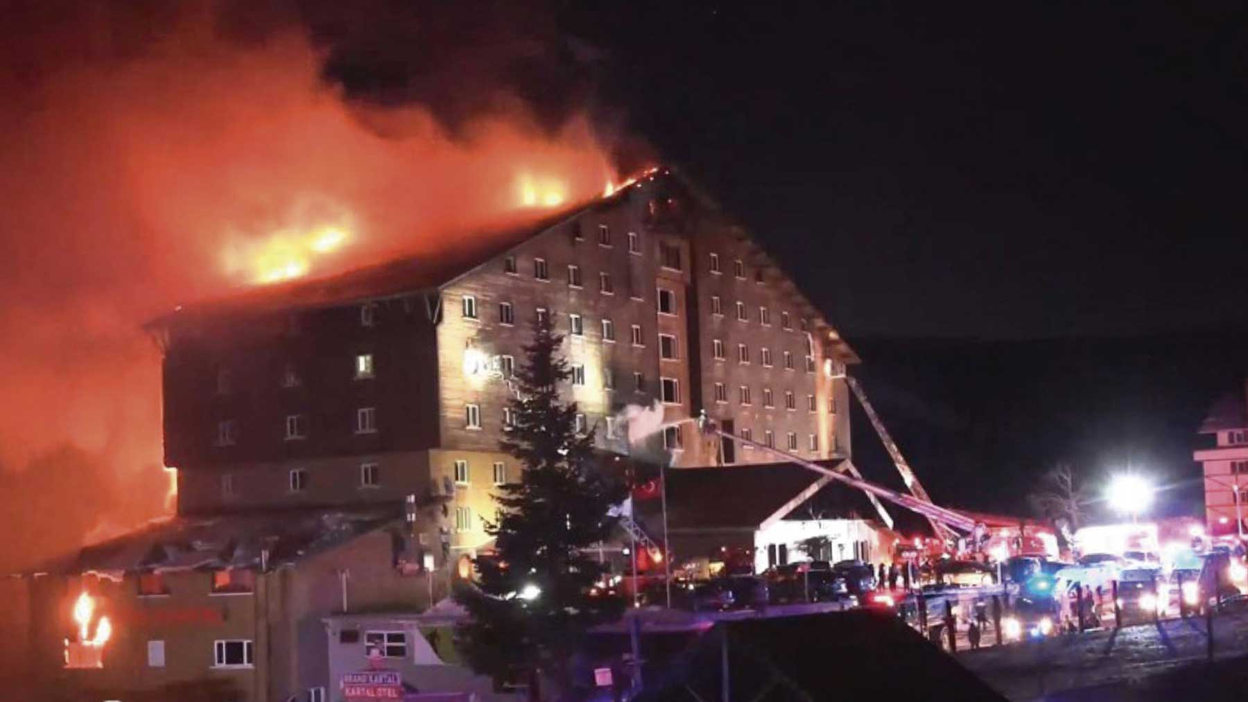 El hotel de esquí de Turquía durante el incendio.