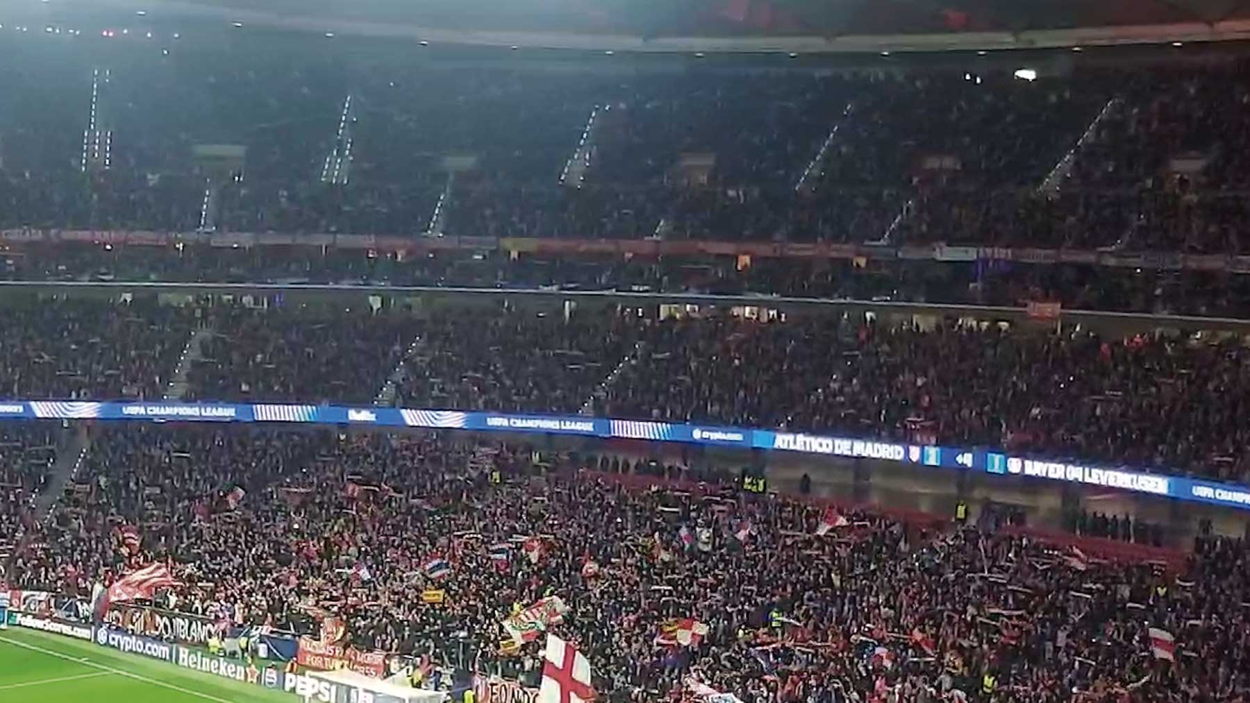 La afición del Atlético vibra en el Metropolitano.