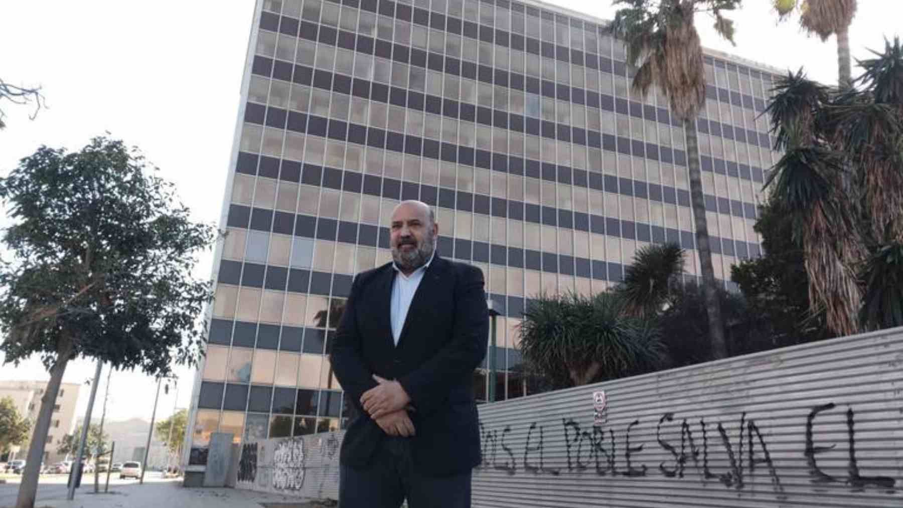 El alcalde de Palma, Jaime Martínez, junto al edificio de Gesa.