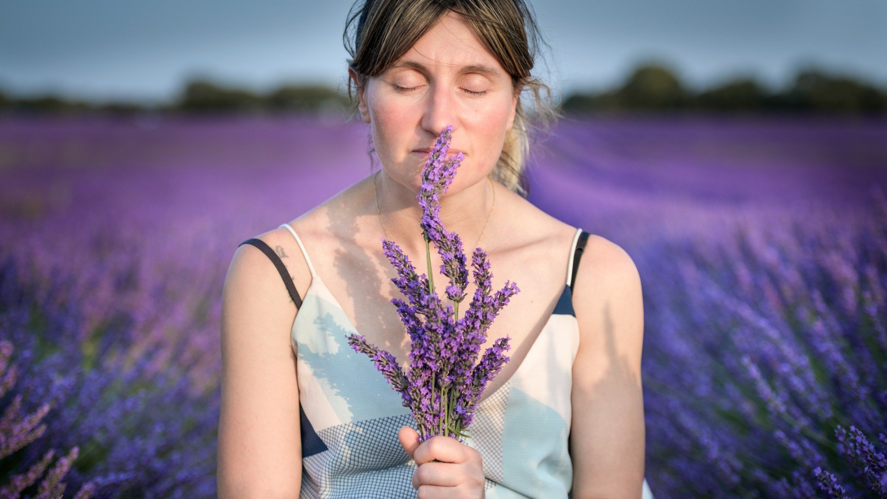 Una mujer huele una flor de lavanda. (EP)