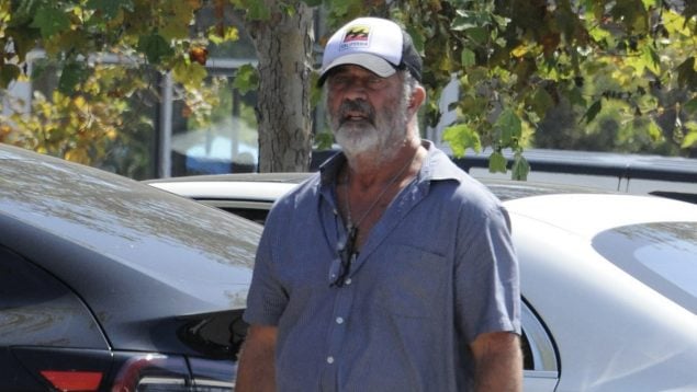 Mel Gibson en Los Ángeles con el rostro serio