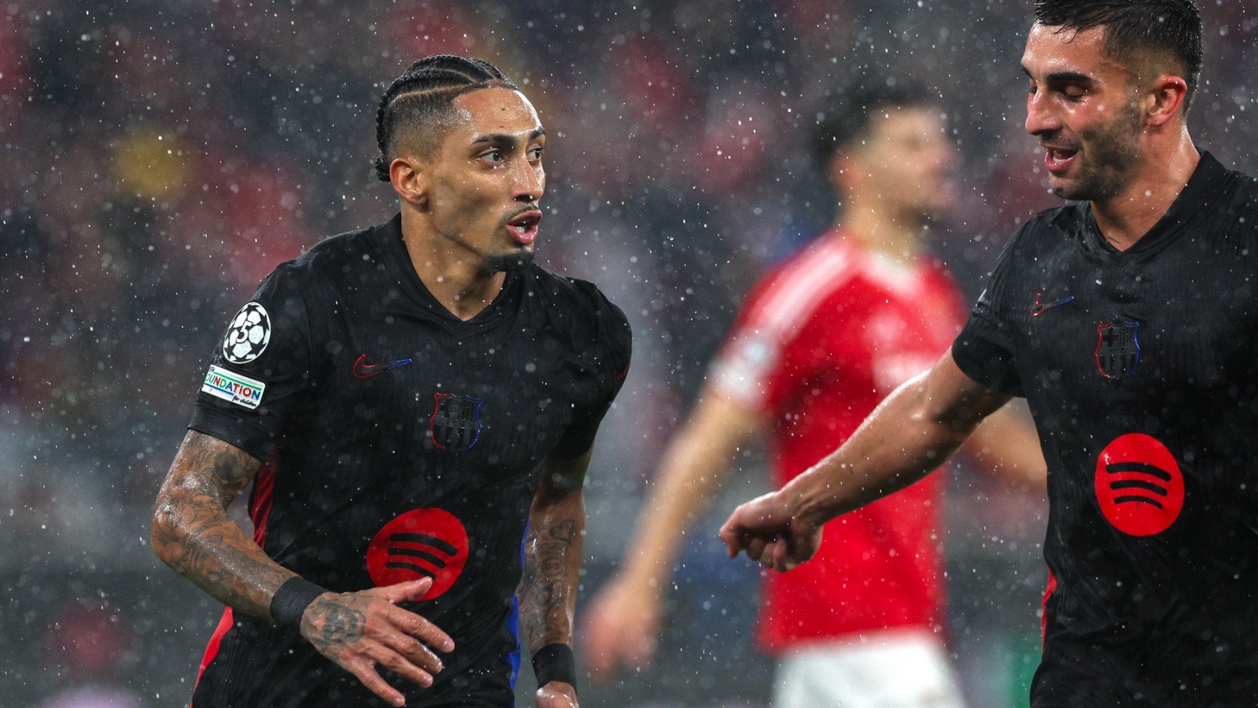 Raphinha en el partido ante el Benfica. (EFE)