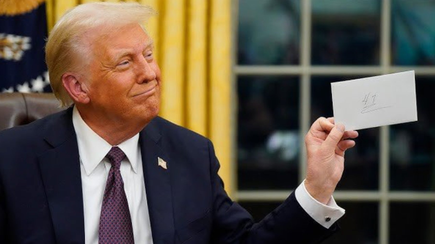 Donald Trump enseña la carta de Joe Biden.