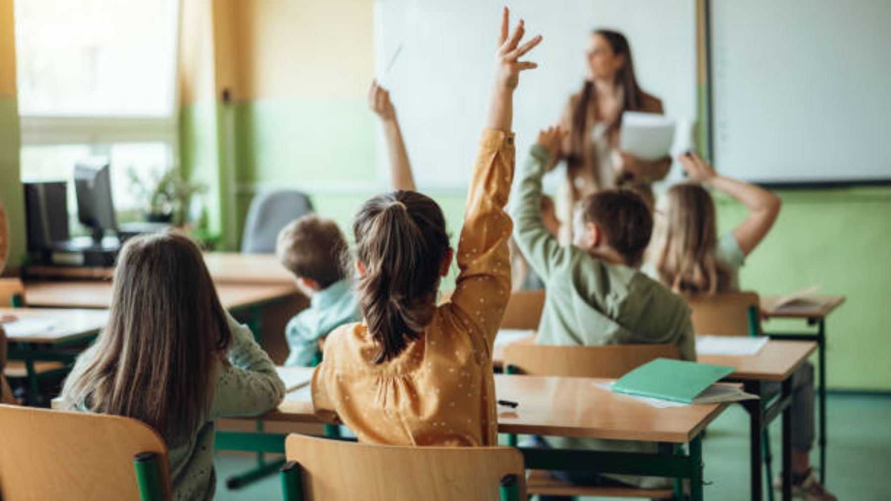 Niños participando en clase.