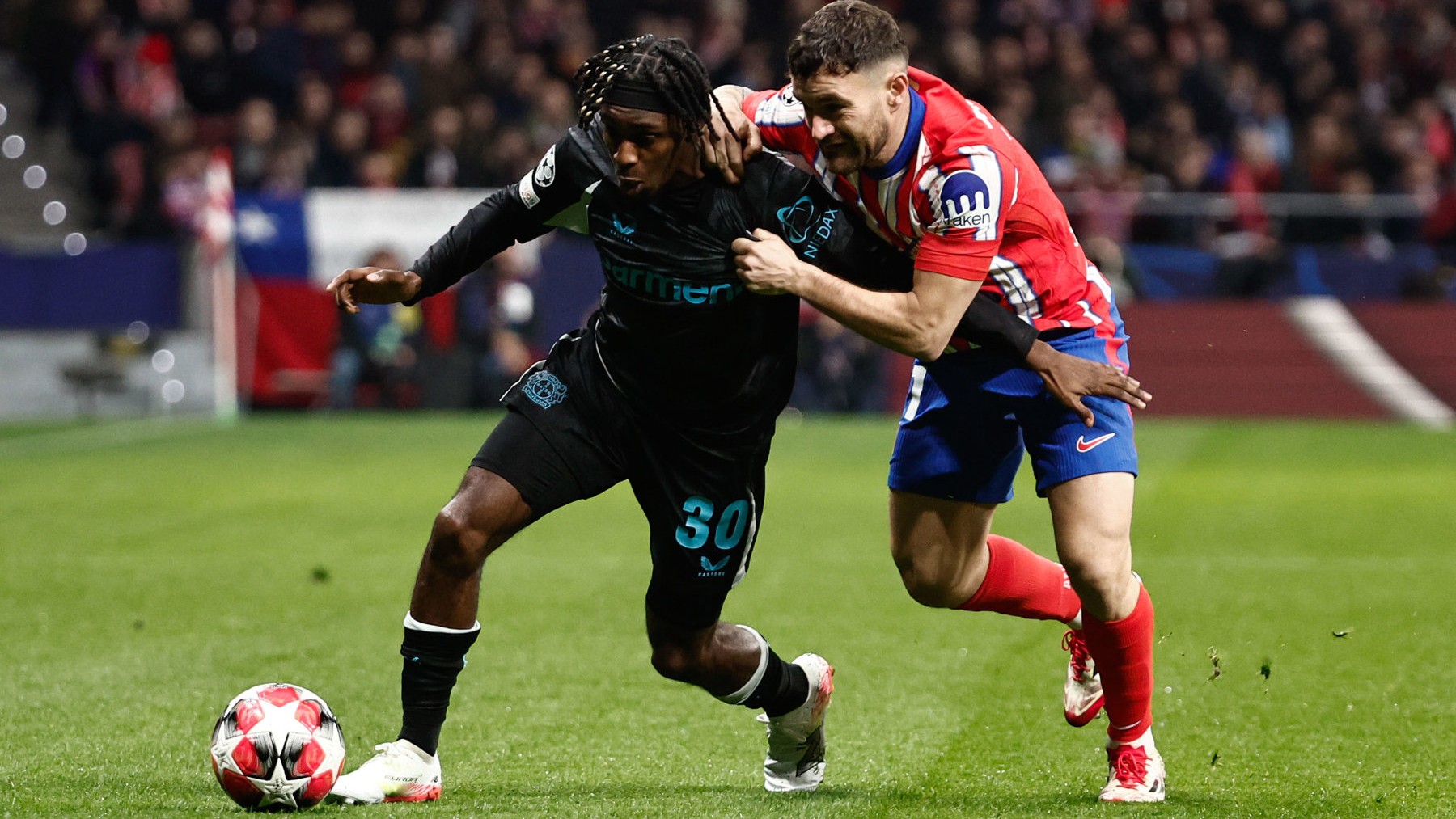 Frimpong disputa un balón con Javi Galán.