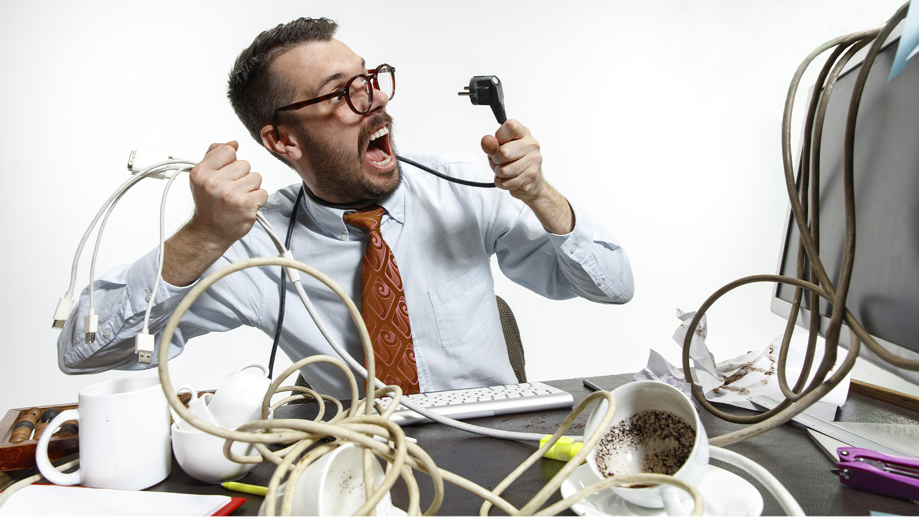 Hombre enredado en cables. Foto: Freepik.