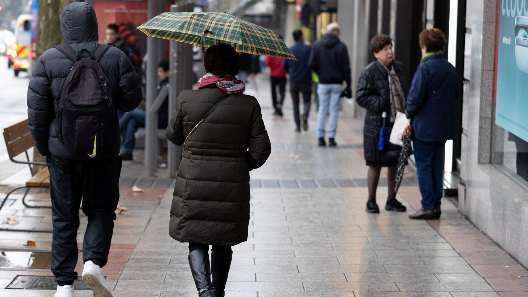 Una mujer pasea por una calle de Madrid. (EP)