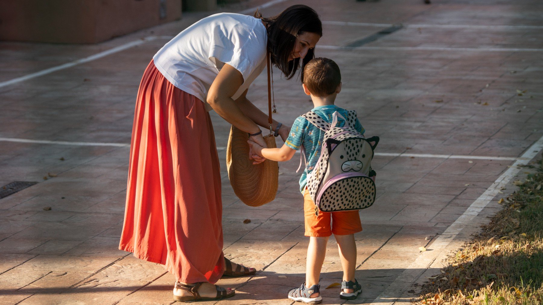 Una madre junto a su hijo. (EP)