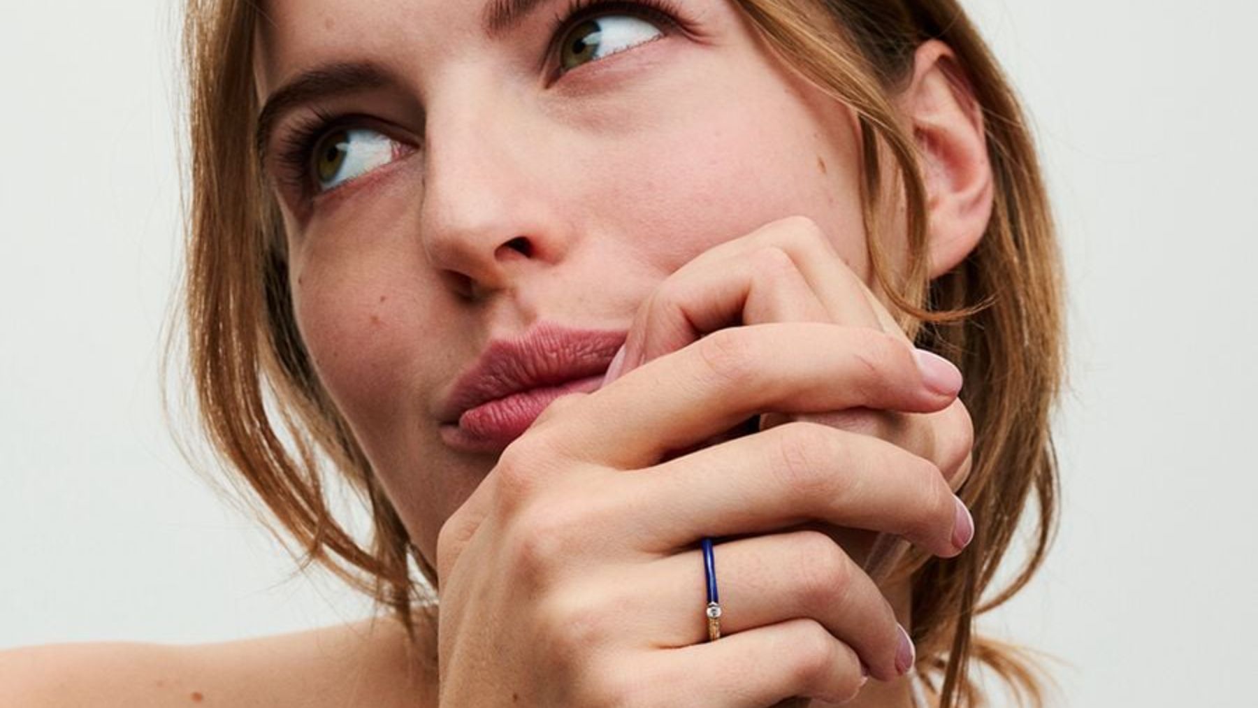 Joven con anillo de Pandora.