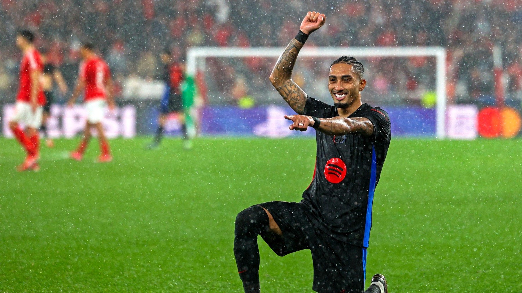 Raphinha celebra uno de sus goles ante el Benfica. (EFE)